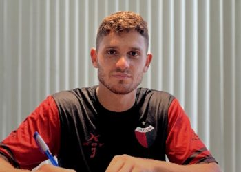 Colón anunció la llegada de otro marcador central