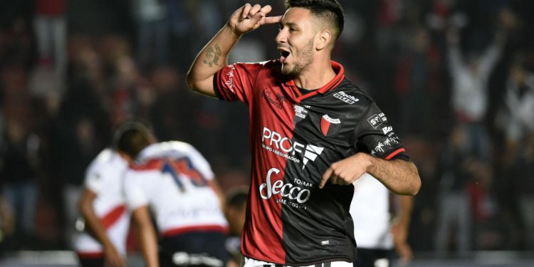 Aldosivi busca un delantero por Santa Fe