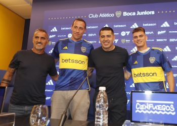 La chicana de Riquelme a Zenón en su presentación: «Te hiciste rogar un poquito…»