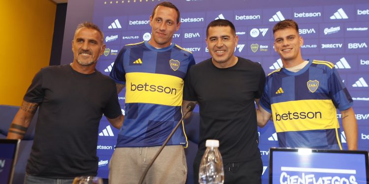 La chicana de Riquelme a Zenón en su presentación: «Te hiciste rogar un poquito…»
