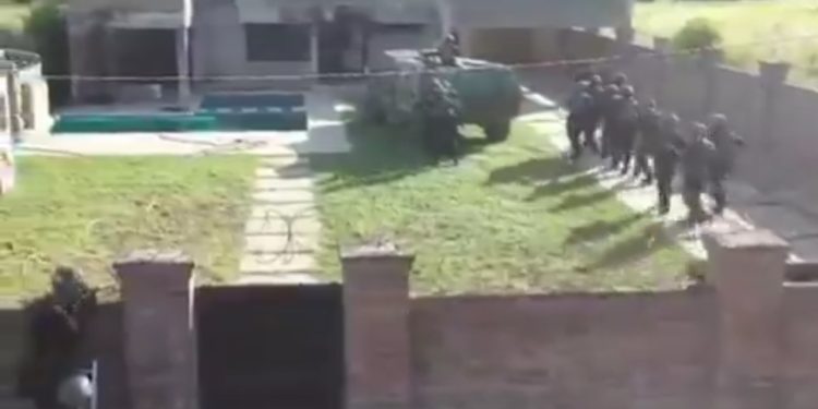 Video: cinematográfica detención de uno de los líderes de la barra de Colón