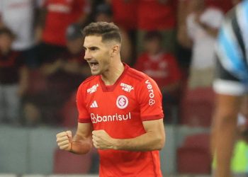 El Pipa Alario marcó en el clásico de Porto Alegre y hace delirar a los hinchas del Inter