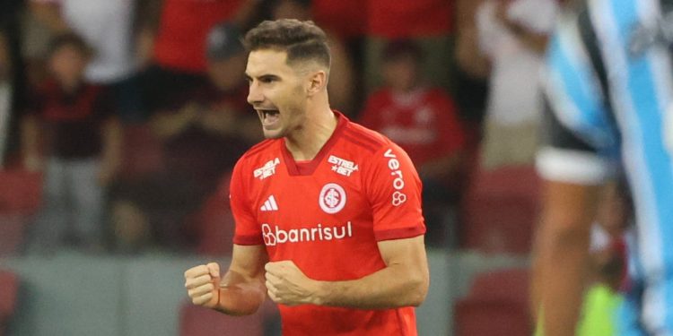 El Pipa Alario marcó en el clásico de Porto Alegre y hace delirar a los hinchas del Inter