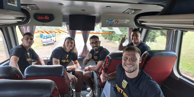 Almirante emprendió camino a Santa Fe sin Brian Fernández