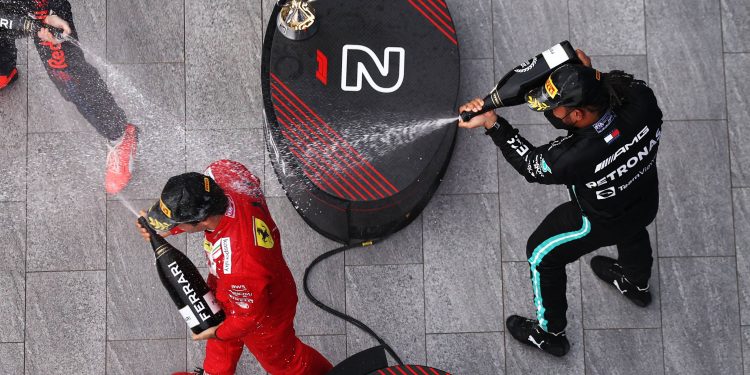 Hamilton fichará por Ferrari en 2025