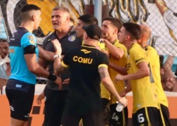 Pararon al árbitro que cobró el escandaloso penal para Deportivo Riestra ante Comunicaciones