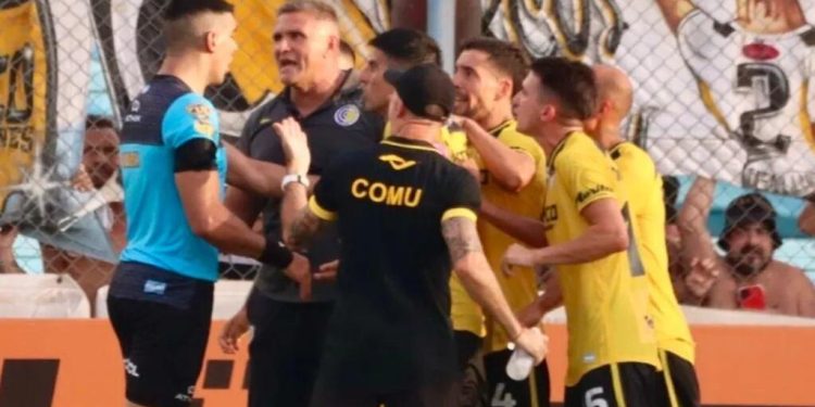 Pararon al árbitro que cobró el escandaloso penal para Deportivo Riestra ante Comunicaciones