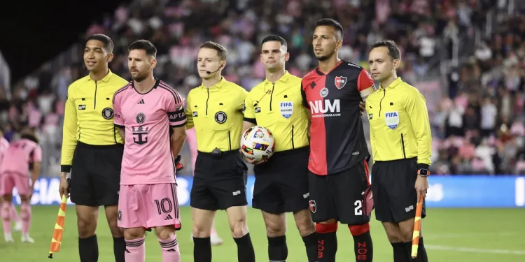¿Quién es el ex Colón que se quedó con la camiseta de Messi en el amistoso ante Newells?