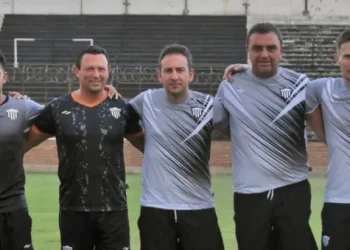 Un ex DT de Colón se quedó sin parte de su cuerpo técnico y criticó a sus jugadores