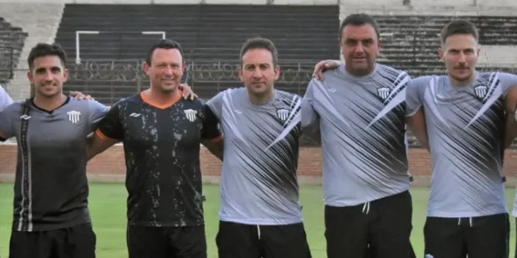 Un ex DT de Colón se quedó sin parte de su cuerpo técnico y criticó a sus jugadores