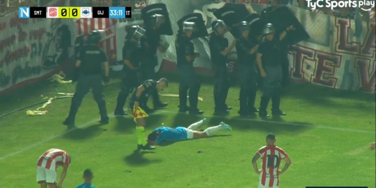El hostil recibimiento al Pulga Rodríguez en Tucumán: ¡Hasta un hielazo le tiraron!