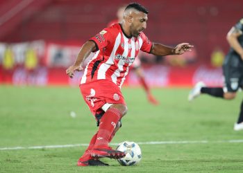 Un offside y un mano a mano fallido: el debut de Ábila en Barracas Central