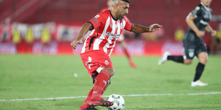 Un offside y un mano a mano fallido: el debut de Ábila en Barracas Central