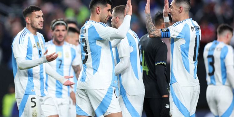 Argentina goleó a El Salvador en el primer amistoso