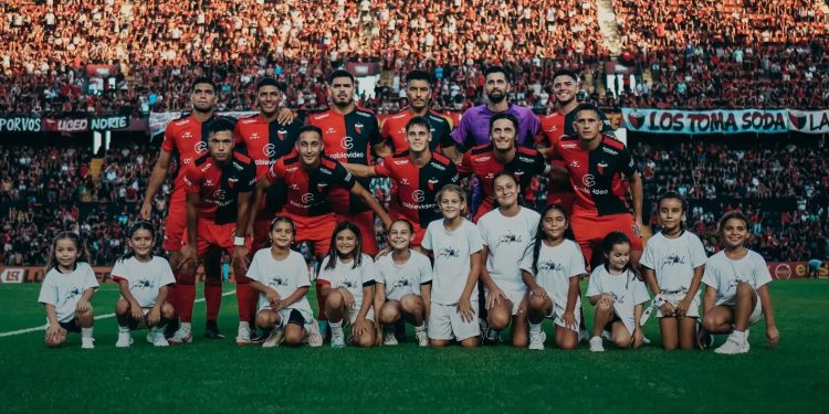 «Domingo en casa… siempre es lindo vivir la vida en rojo y negro»