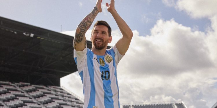 Se presentaron las nuevas camisetas de la Selección Argentina