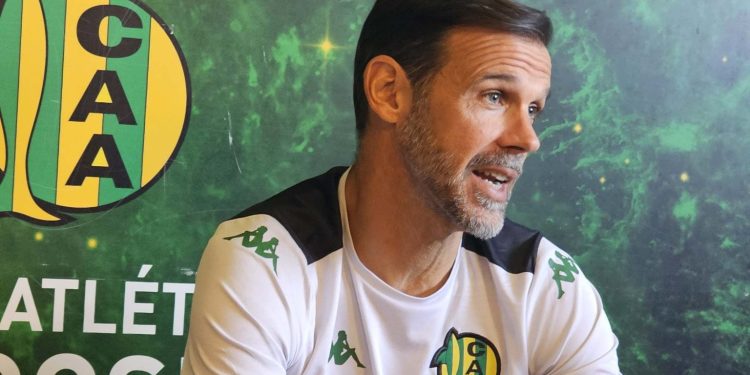 El DT de Aldosivi dijo que Colón «es el máximo candidato» a ascender