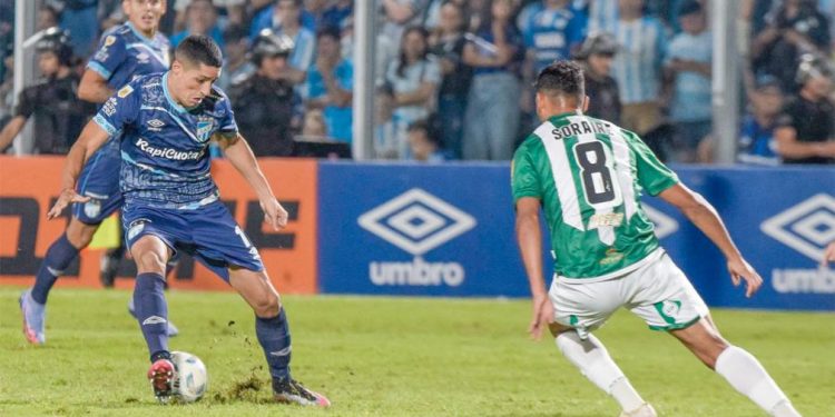 Banfield amargó el debut de Sava con una goleada en Tucumán
