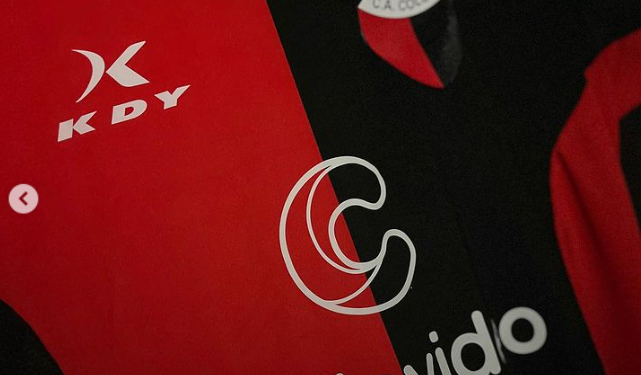 ¿Por qué la nueva indumentaria de Colón le trae recuerdos a los hinchas?