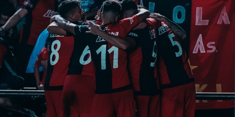 En el calor de Santiago, Colón quiere recuperar la punta