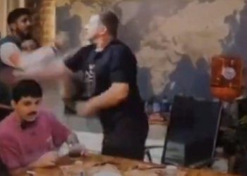 Un ex Colón, a las trompadas en su propio programa de streaming