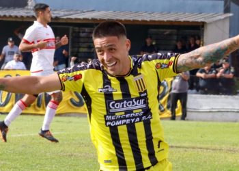Brian Fernández volvió al gol: le marcó a Morón en el clásico del oeste