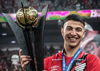 Lucas Esquivel, campeón con Athlético Paranaense en Brasil