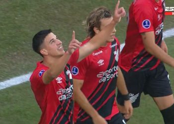 Video: la sutileza de Lucas Esquivel en la goleada de Athlético Paranaense