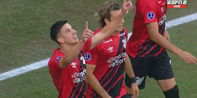 Video: la sutileza de Lucas Esquivel en la goleada de Athlético Paranaense