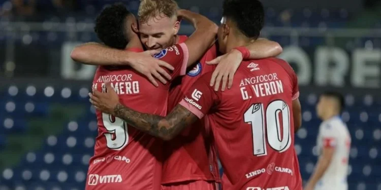 Argentinos, en un gran momento, recibe a Racing de Uruguay