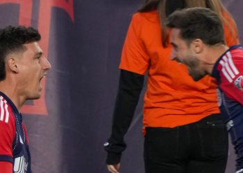 Un ex Colón convirtió un gol pero no pudo con la magia de Messi