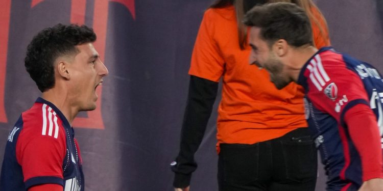 Un ex Colón convirtió un gol pero no pudo con la magia de Messi