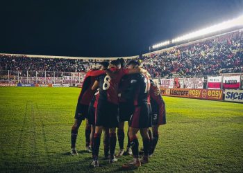Colón se metió en el barro, le ganó a Morón y recuperó la punta en la Primera Nacional