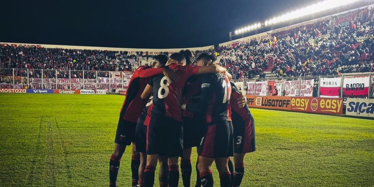 Colón se metió en el barro, le ganó a Morón y recuperó la punta en la Primera Nacional