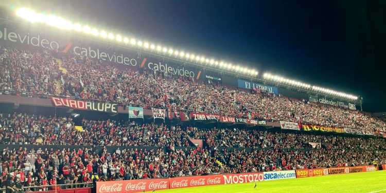Colón comenzó a vender entradas para el encuentro ante Nueva Chicago