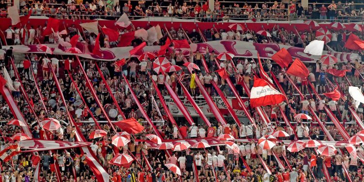 Estudiantes emitió un comunicado tras los gestos racistas a los hinchas de Gremio