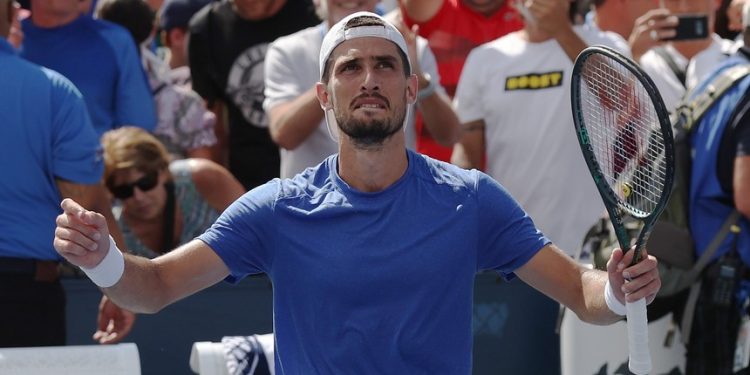 Pedro Cachín volvió al triunfo en el Masters 1000 de Madrid y avanzó a la segunda ronda