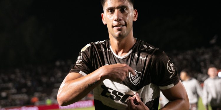 Hinchas de Platense iniciaron una campaña para que el club compre a un jugador propiedad de Colón