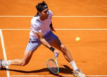 Tomás Etcheverry avanza en el ATP 500 de Barcelona
