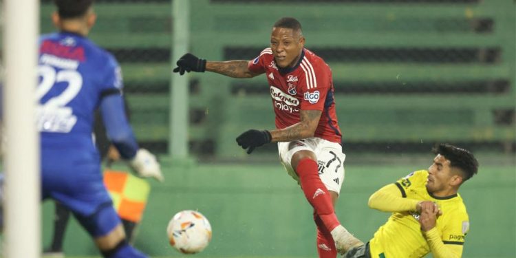Defensa se quedó sin el pan y sin la torta: afuera de la Sudamericana y renuncia de Vaccari