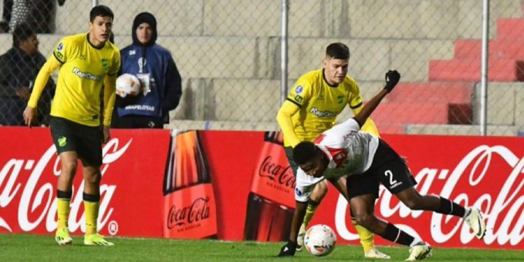 Defensa no hizo pie en la altura, fue goleado y complicó sus chances en la Sudamericana