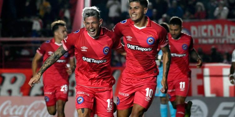 Argentinos afronta una visita de riesgo ante Corinthians