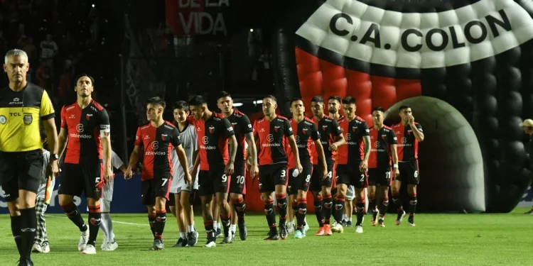 Colón vuelve a una cancha chica y Delfino piensa en un plan que ya le funcionó