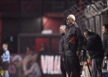 «El equipo fue al frente, pero con pocas ideas»