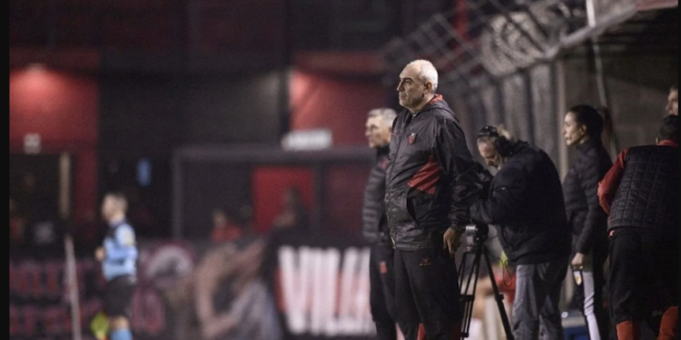 «El equipo fue al frente, pero con pocas ideas»