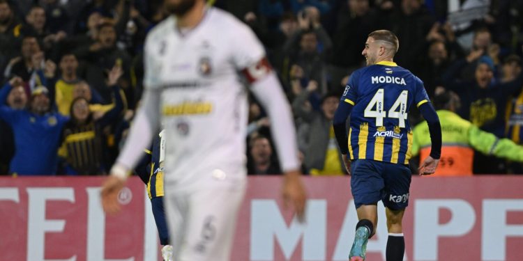 Central jugó el mejor partido del año, goleó a Caracas y va en busca de la clasificación en la última fecha