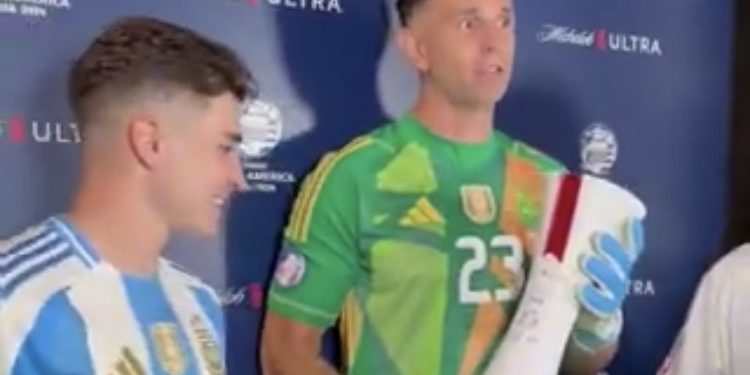 Emiliano Martínez pidió entregarle a Julián Álvarez el premio MVP