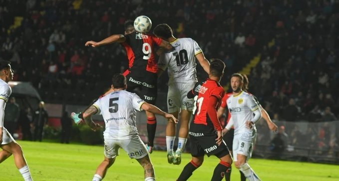 Colón empató de local con Atlanta y se bajó de la punta