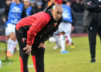 Colón entrena y viaja a Rosario para jugar mañana con Talleres