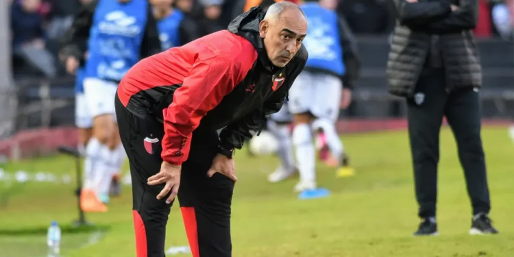 Colón entrena y viaja a Rosario para jugar mañana con Talleres